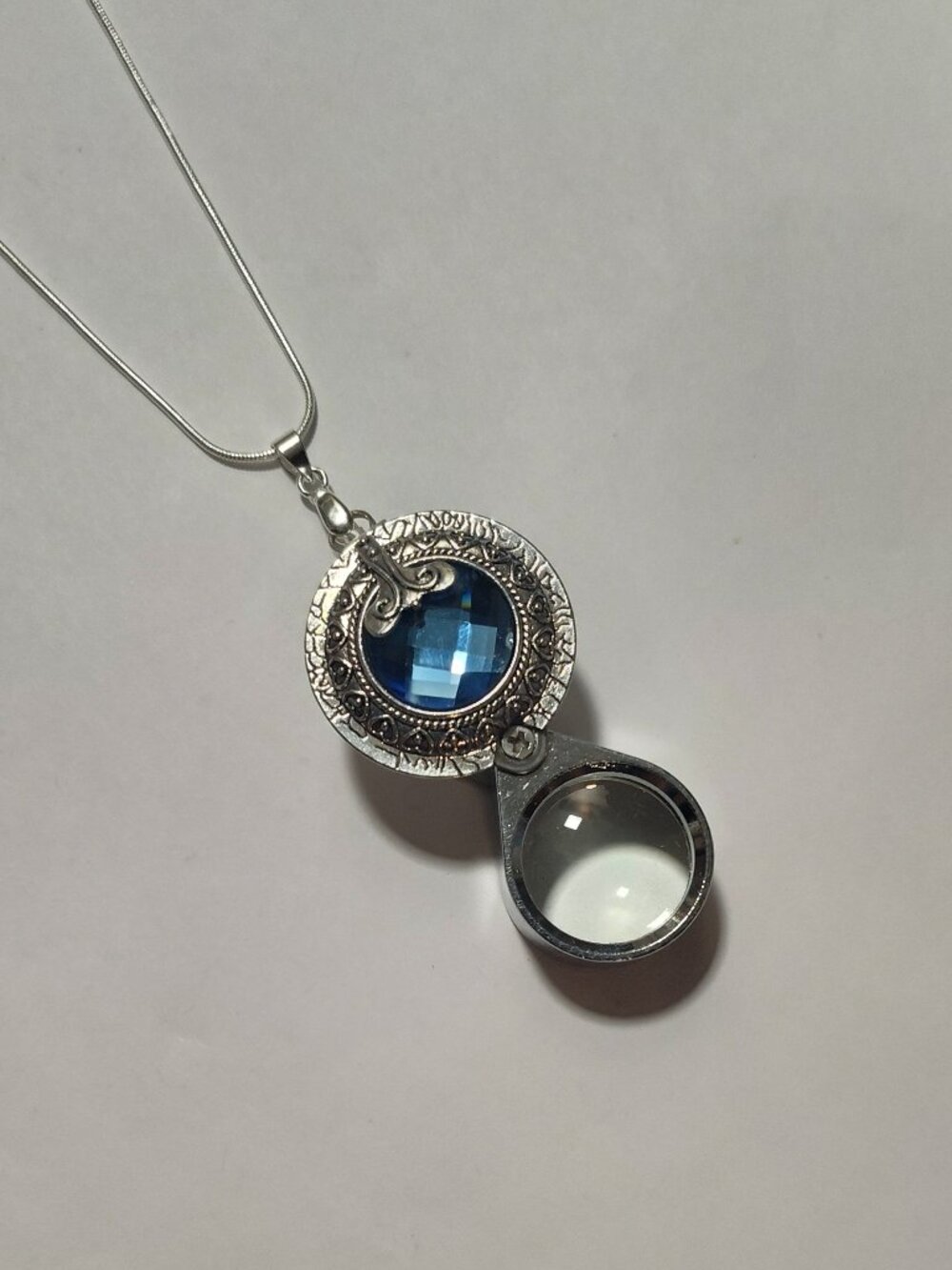 Magnifying Glass Blue Rhinestone Art Nouveau Loupe Pendant Necklace 20 x Unisex